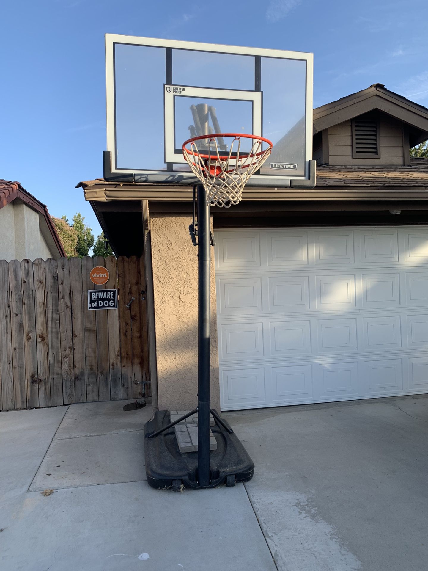 Lifetime Shatterproof Basketball Hoop for Sale in Bakersfield, CA OfferUp