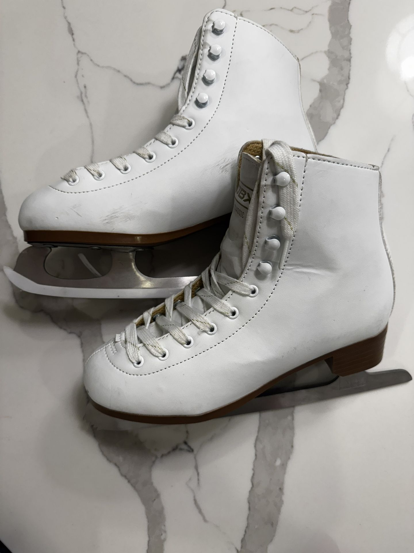 DBX Figure Ice Skates Women’s Size 5 Small Nick As Shown Blades And Inside Like New