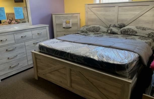 3 Pc Queen Bedroom set (Bed w/ dresser and mirror) $10 down same as ca