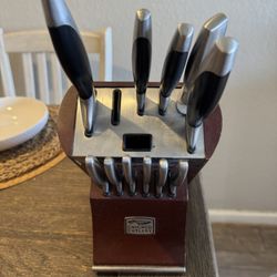 This is a Chicago Cutlery kitchen knife block set, 