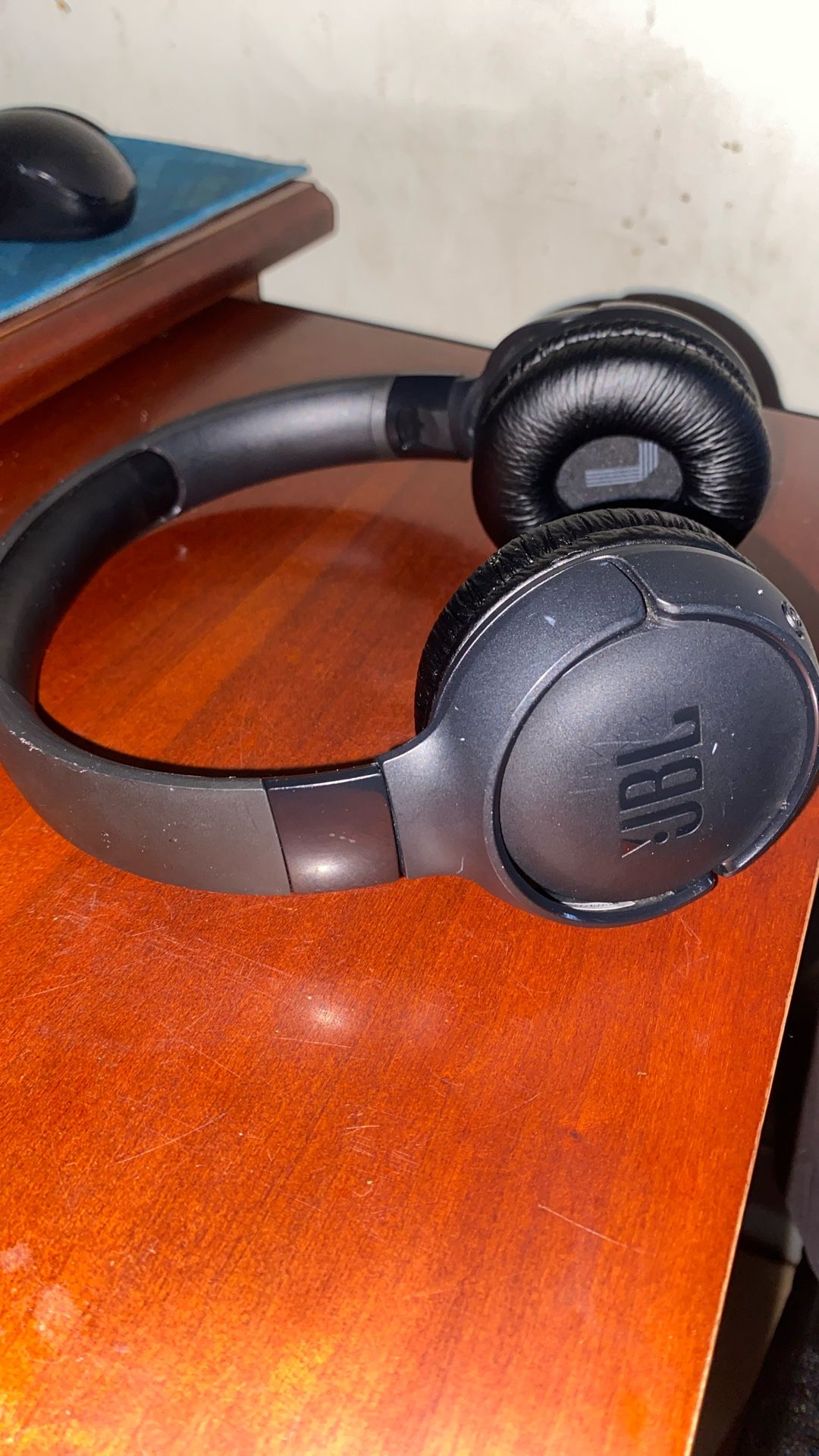 JBL 520BT headphones