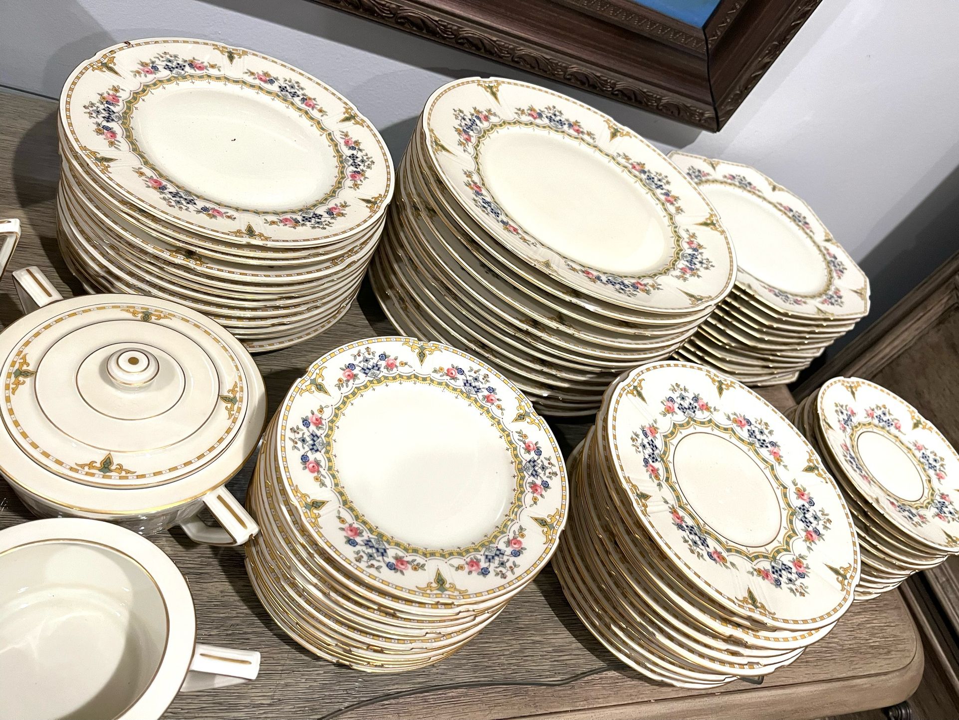 BEAUTIFUL FULL DINNER SET MADE IN GERMANY (118 Pieces)