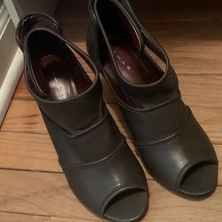 Tahari size 6.5 New