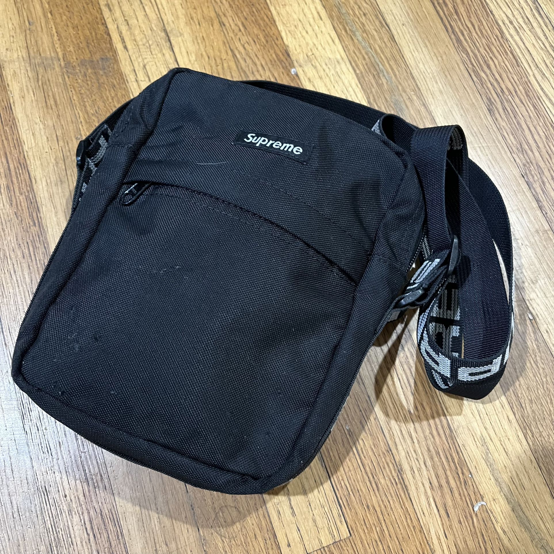 Supreme - SS18 Shoulder Bag - Black