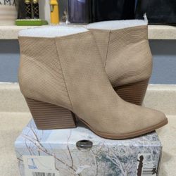 Women's Low Cut Boots Size 5.5 New In Box.
