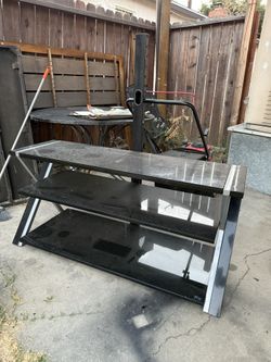 tv stand / entertainment shelf