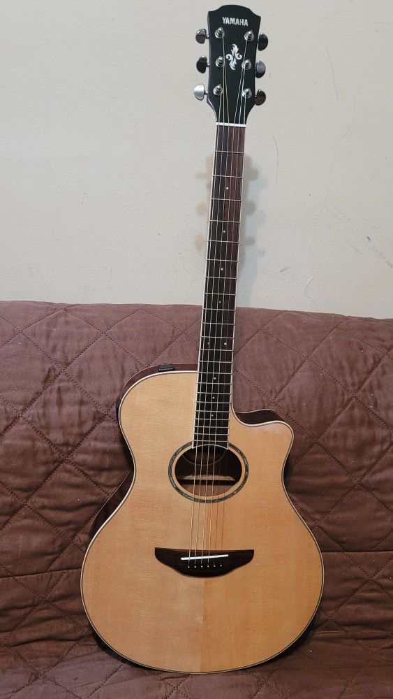 YAMAHA ACOUSTIC ELECTRIC GUITAR MODEL APX600 MADE IN INDONESIA DREINAUGH IN NATURAL COLOR. 