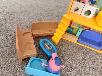 Peppa Pig Playhouse Playset with Figures