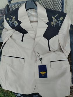 Solo $30 Cada Uno O Los Dos X $50 2 Trajes Tipo Vaqueros..Cada Uno Son De Dos Piezas..Pantalon Y Chaleco..Y Son Dos Diferentes Estilos..