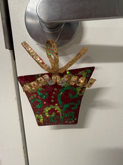 Metal glittery present ornament