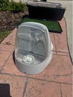 Pet water bowl with reservoir
