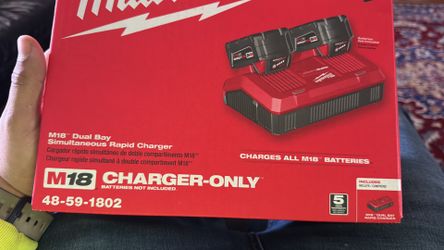 🔋🔴 COMBO MILWAUKEE M18 ORIGINAL – NUEVO 🔴🔋  💥 100% ORIGINAL (NO FAKE) 💥 TOTALMENTE NUEVO, SELLADO 💥 Incluye: ✔️ Cargador rápido dual M18 ✔️ Bat
