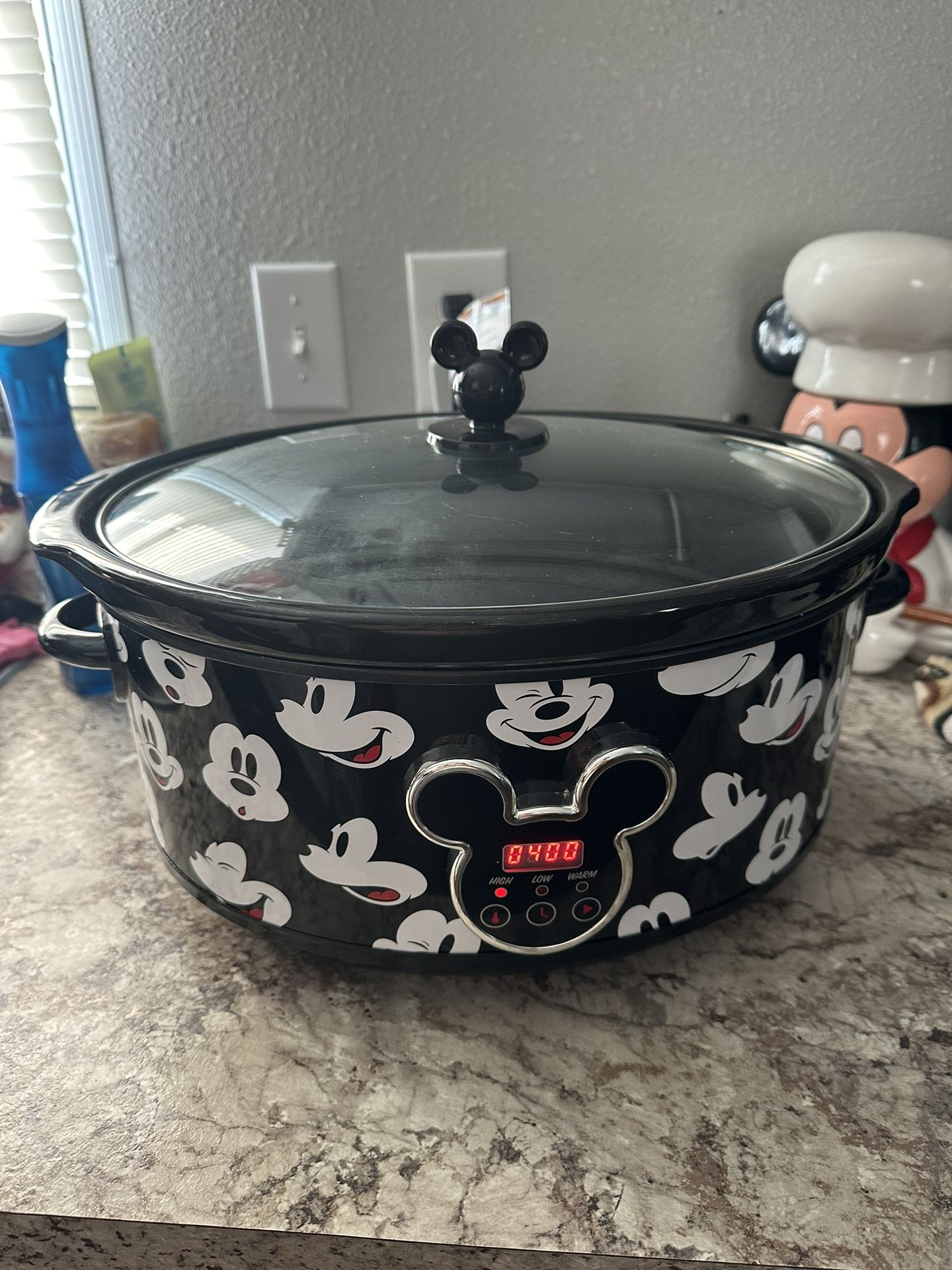 like new mickey mouse 7qt slow cooker 