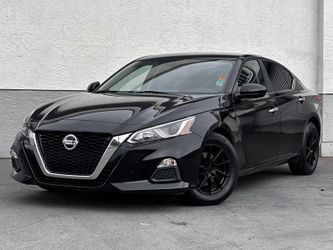2019 Nissan Altima 2.5 S * LOW MILES * BLACKED OUT *