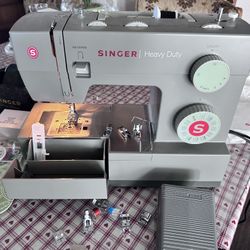 Heavy Duty Singer Sewing Machine Model # 5532