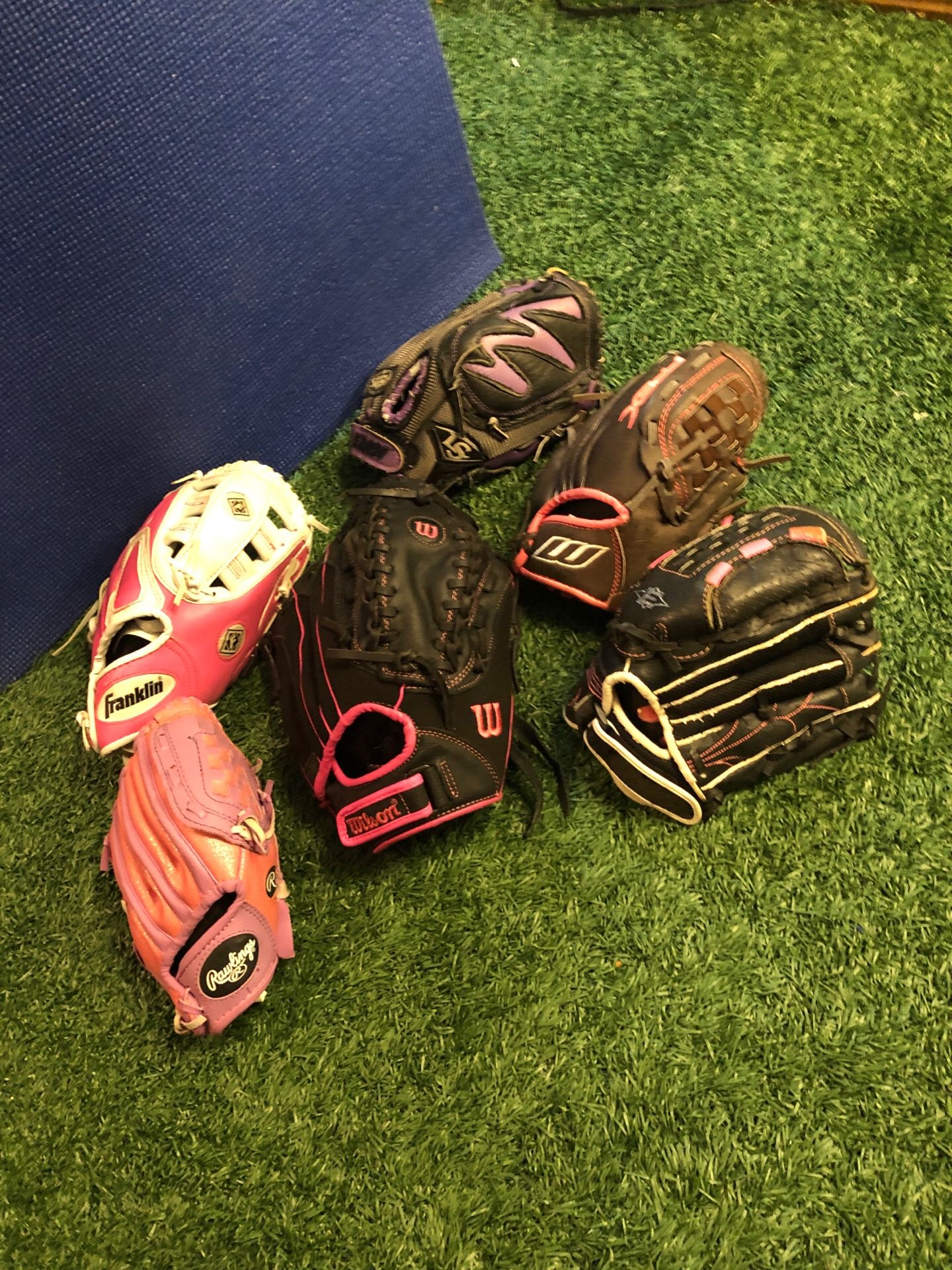 Softball/Fastpitch gloves Wilson, Rawlings, Franklin, Louisville Slugger, worth
