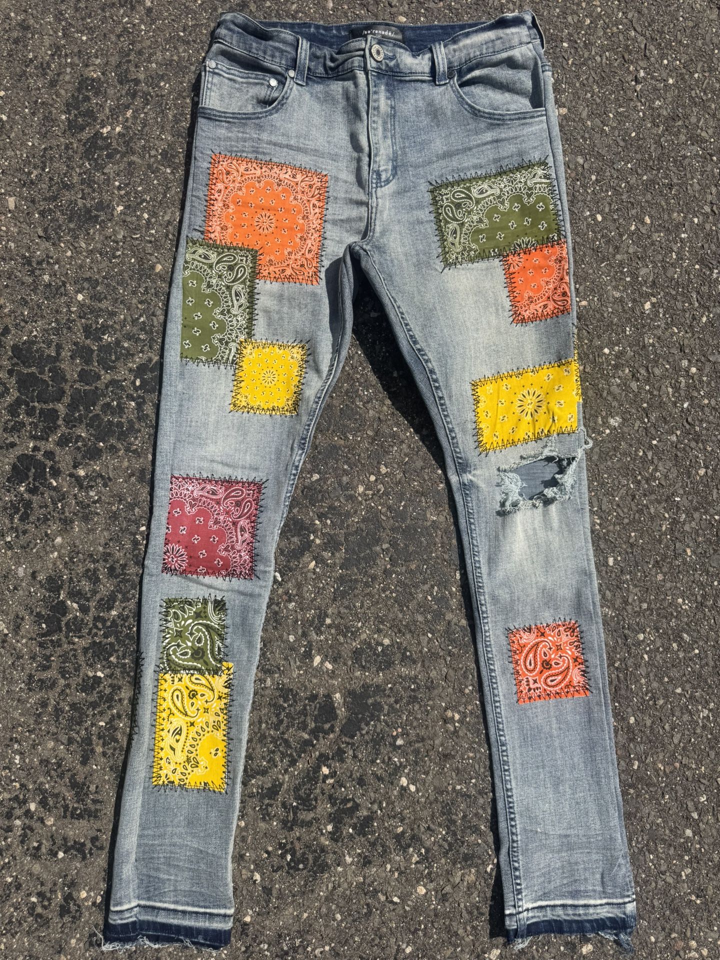 SERENADE FREE WORLD JEANS WITH PATCHES