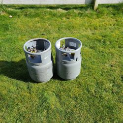 Pair PROPANE FOLKLIF OR BUFFER FLOOR TANKS 1 FULL 1 EMPTY