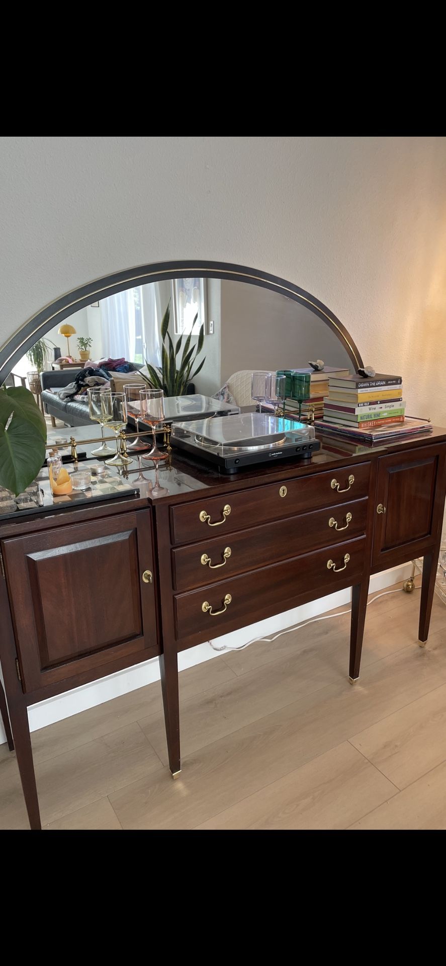 Stunning vintage mid century federal style buffet table / credenza / sideboard