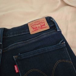 Brand new women's mid rise skinny size six levi's