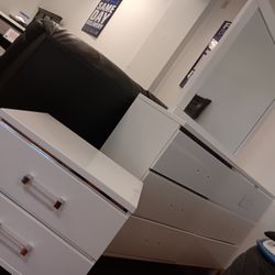 *Weekend Special!!!*---Best Selling Colby Platform Queen/King Bedroom Sets---From $699!!!---Delivery And Financing🤭