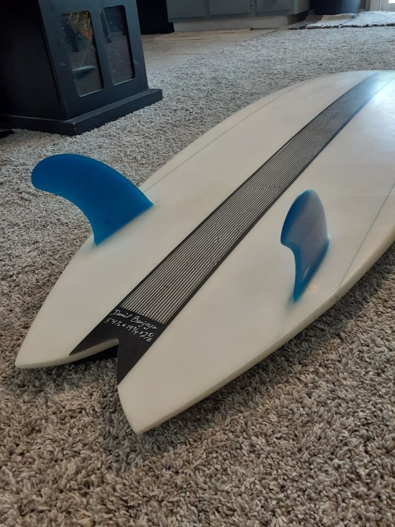 5'4.5" twin fin/fish surfboard