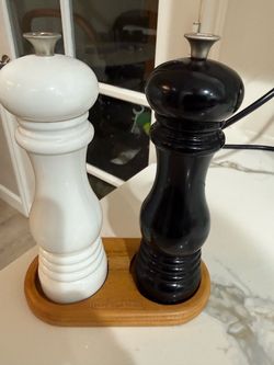 Le creuset salt and pepper shaker