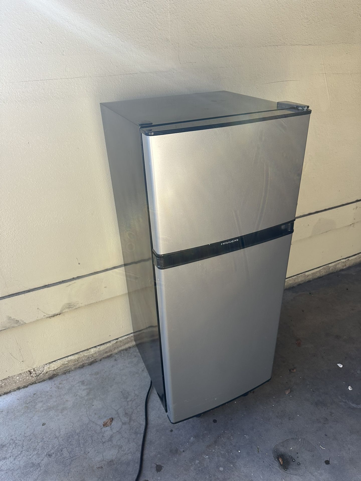 Mini Fridge $30 New They Are $359