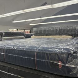 KING SIZE STEARNS & FOSTER LUX ESTATE (MEDIUM) MATTRESS & BOX SPRINGS BED SET