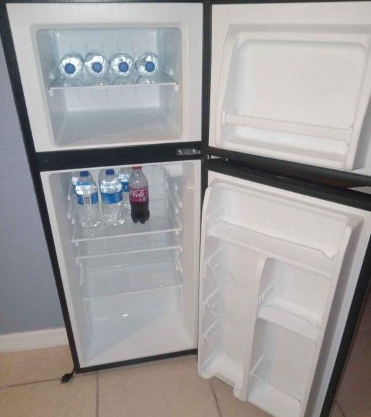 $175* Galanz Apartment Fridge 4.6 Cu Ft In Stainless Steel