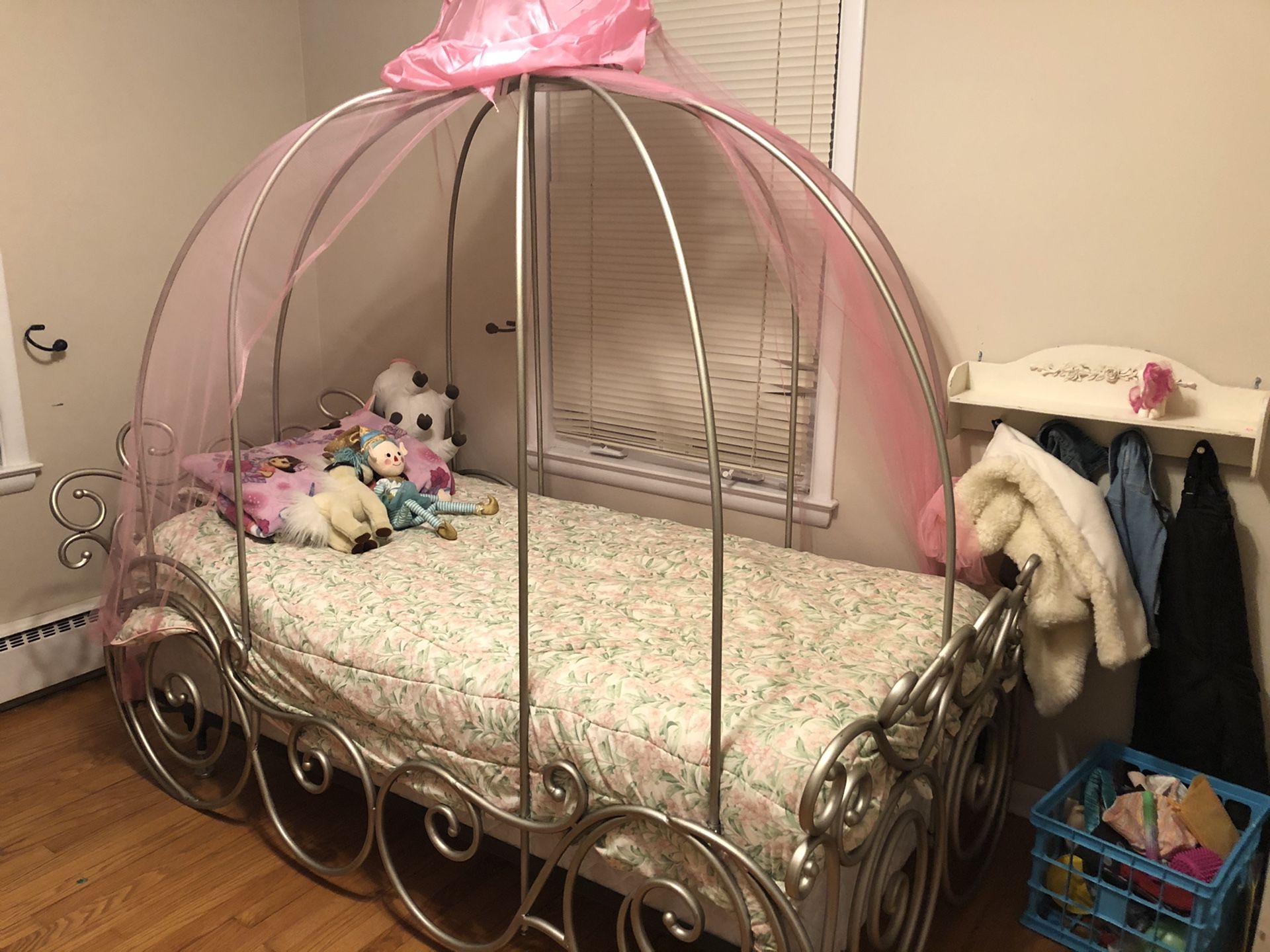 Child canopy bed