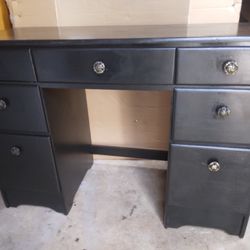 Black Desk