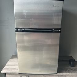 Midea 3.1 cu ft Compact Freestanding Refrigerator Silver