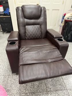 Leather Recliner OFFERS WELCOME LIKE NEW
