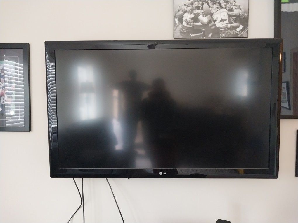 LG 55" TV With Wall Mount 