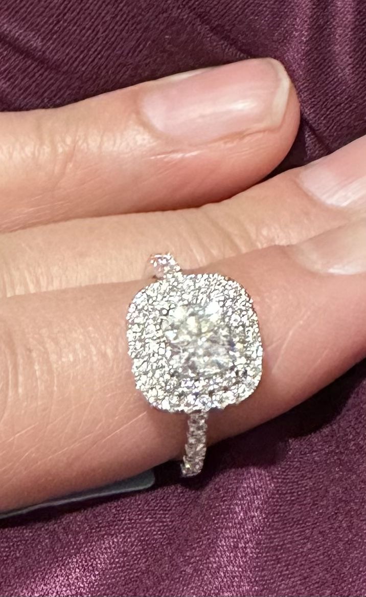 Women’s Moissanite Engagement Ring