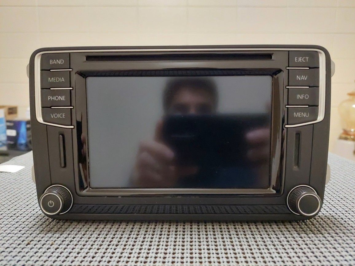 OEM VW JETTA/GOLF/GTI RADIO UNIT.