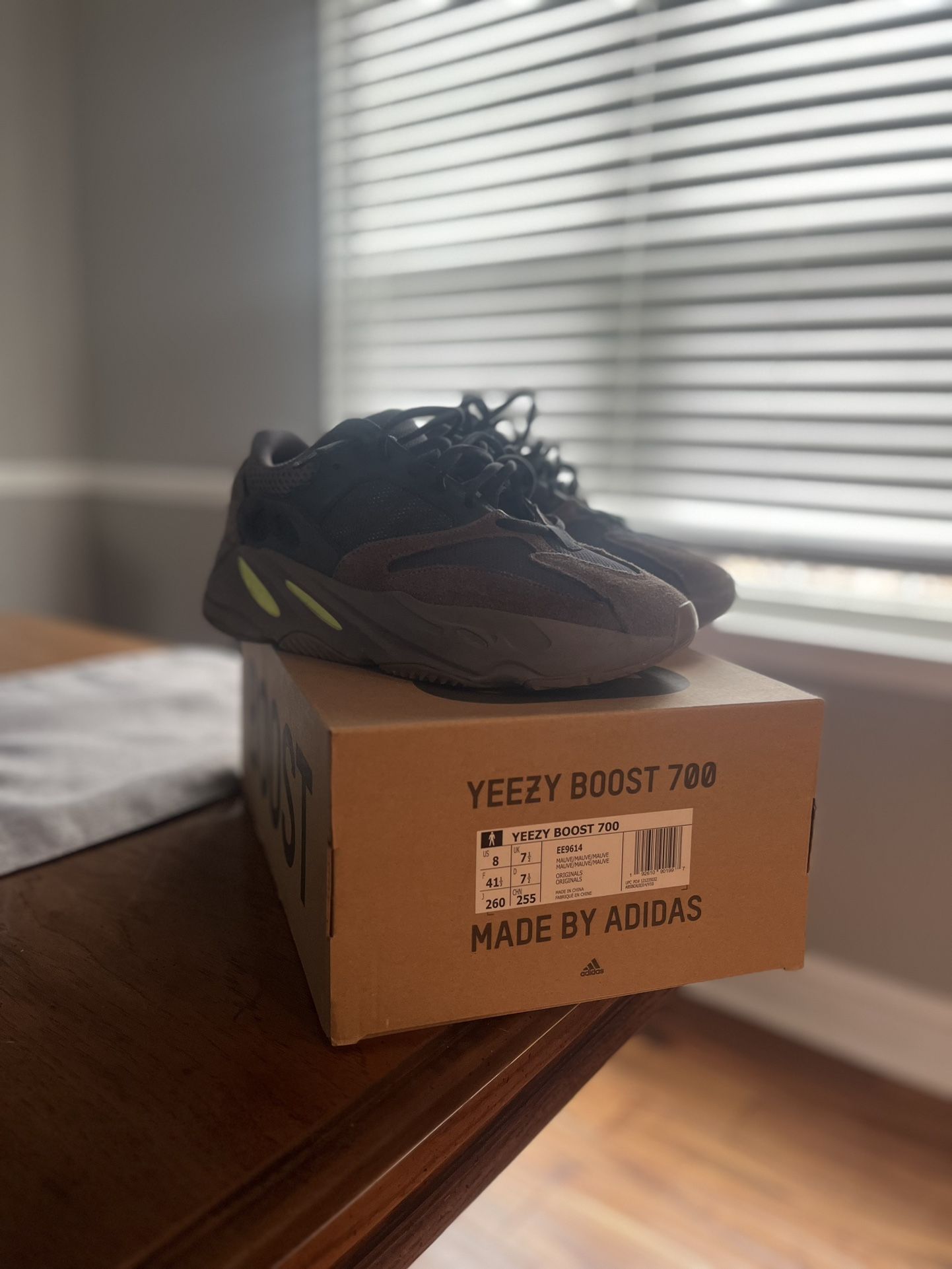 Yeezy 700 Mauve Size 8 