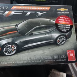 AMT 1/25 2017 Chevy Camaro 50th Anniversary Model Kit