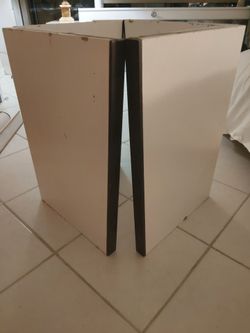 1 TABLE BASE MADE OF 2 90 DEGRE STAND.