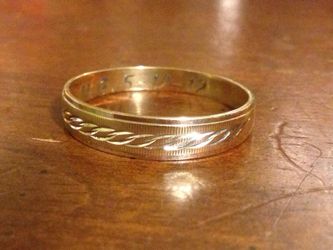 14k solid fancy style ring size 8 grams 2.2