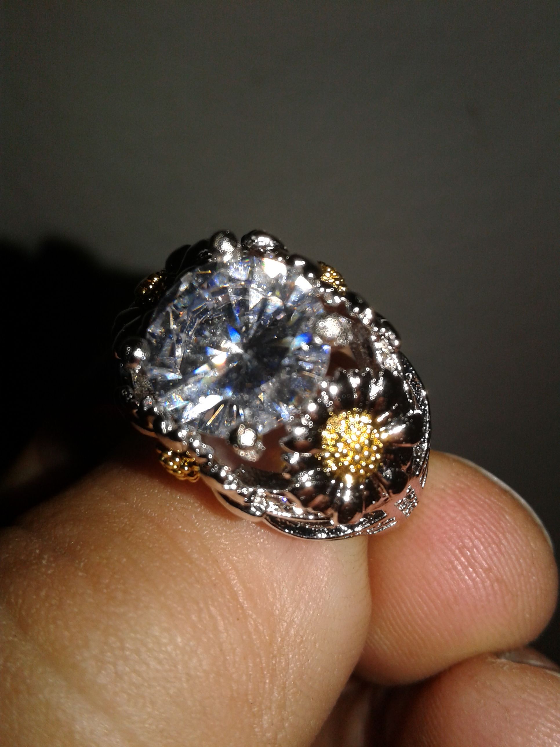 Gorgeous Daisy gem stone STERLING marked ring