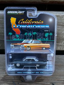 California LowRiders ( Green light toy car )