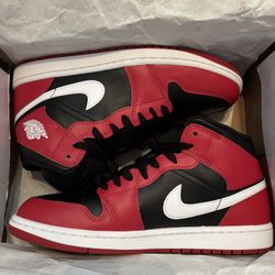 AIR JORDAN 1 MID Sz 8.5