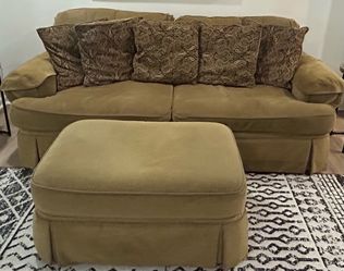 Oversized couch chair 2 ottomans on wheels