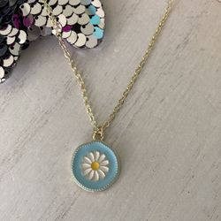 (NEW) White Daisy Flower Enamel Charms Gold Necklace 