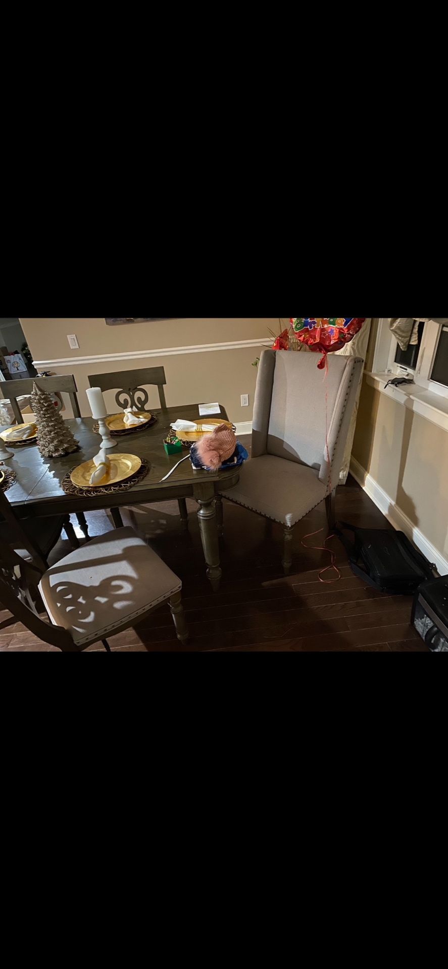 Beautiful Dining Room Table With 3 Chairs 🪑