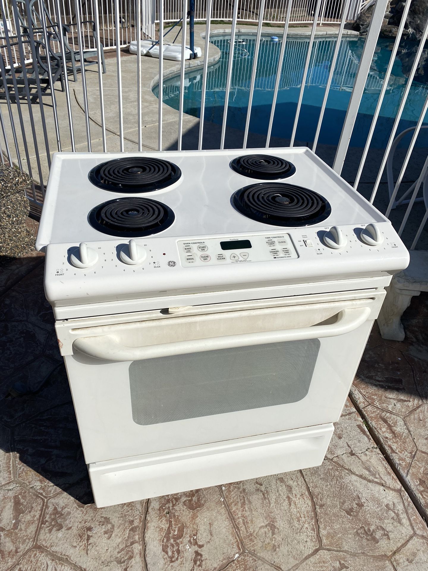 Electric Slide-In 4 Burners 30” Width $ 500.00 Can Deliver And Install 