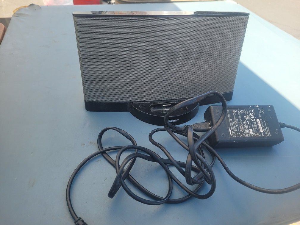 BOSE. SPEAKER WITH CHARGER INCLUDED WORKS. WITH AUX. CORD