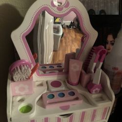 Girls 👧🏻 Vanity And Make Up 
